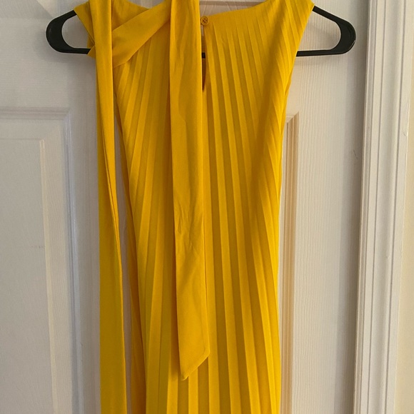 Gorgeous yellow Tahari cocktail dress - Picture 3 of 3